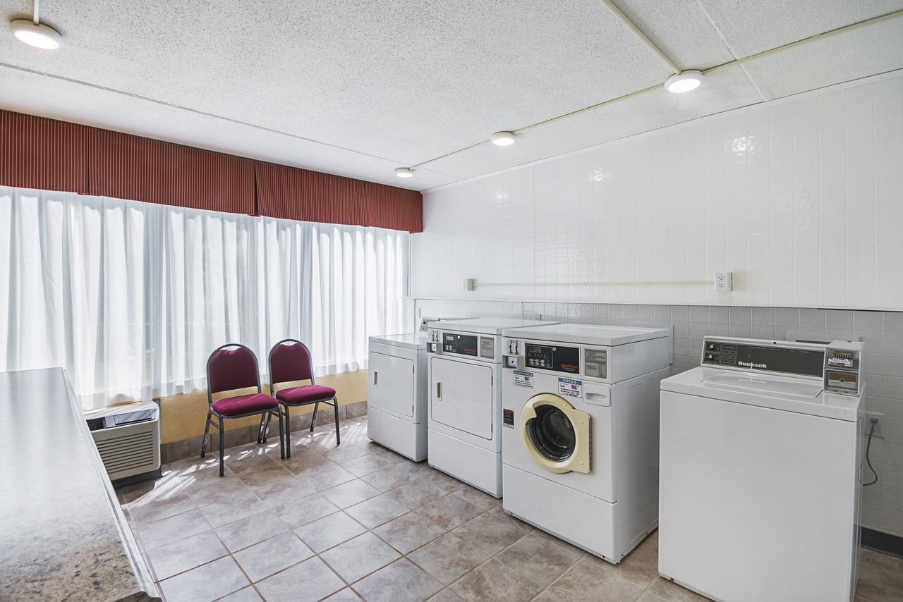 Suburban Extended Stay Hotel Fairmont Εξωτερικό φωτογραφία